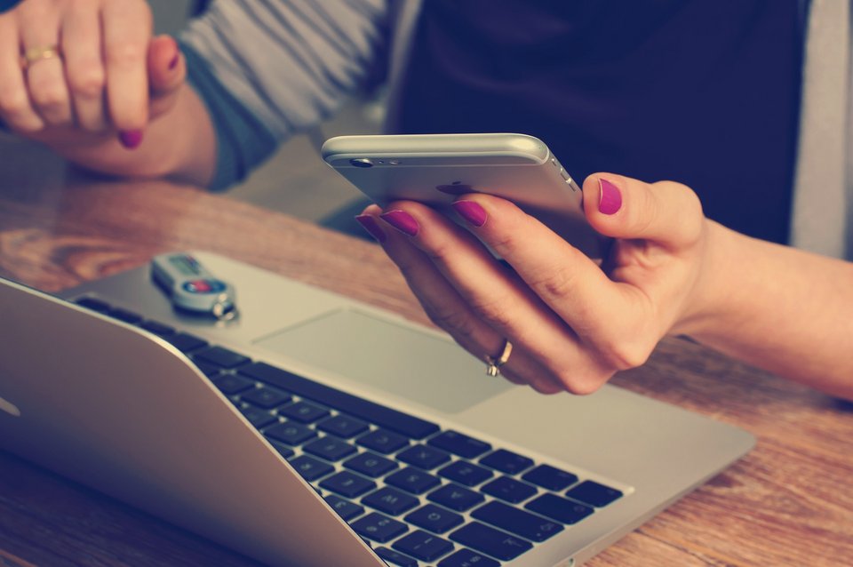 Smartphone mit Jobportal-App, Matching-Algorithmus auf Tablet, Chat zwischen Bewerber und Arbeitgeber